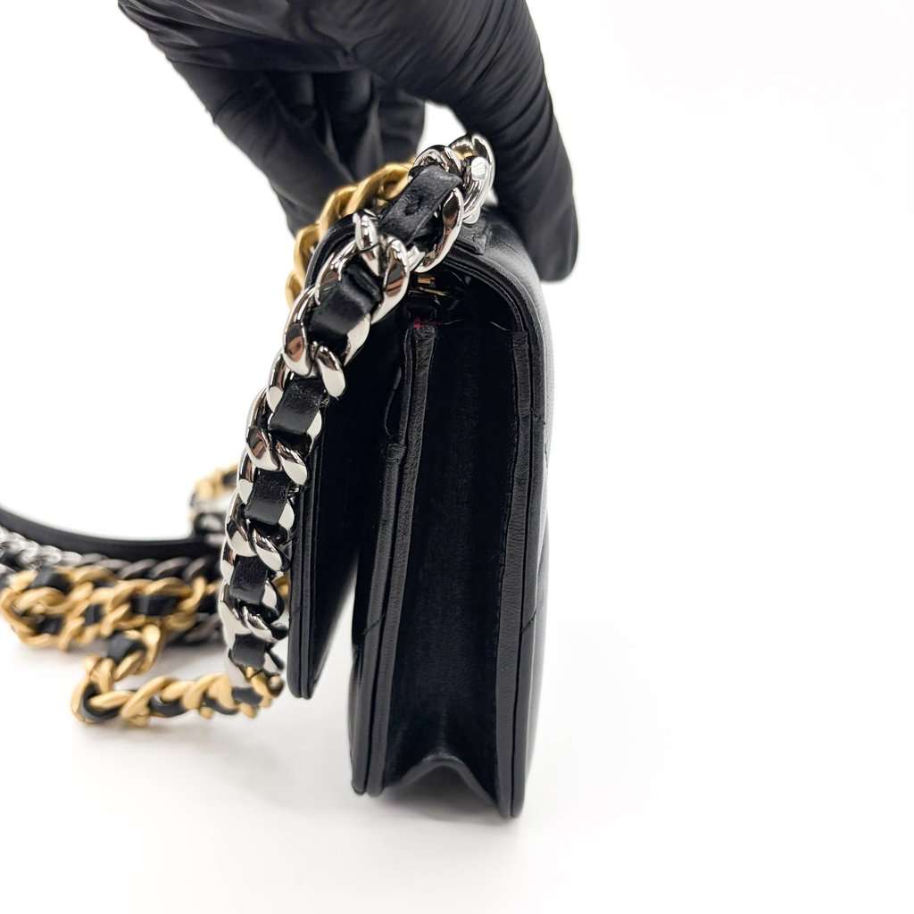 Chanel 19 Wallet on Chain Black Black Leather Very good - Model View