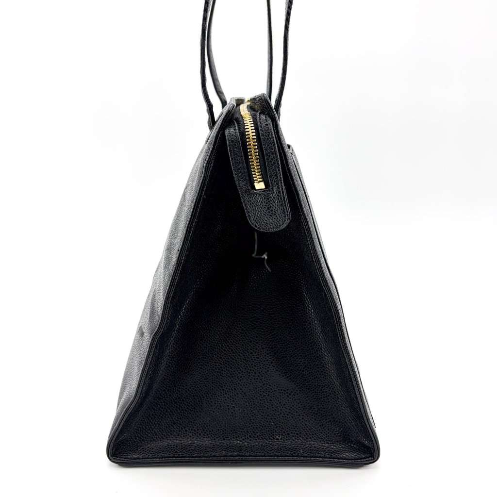Chanel Vintage Caviar Skin Shoulder Bag Black Black Leather Very good - Model View