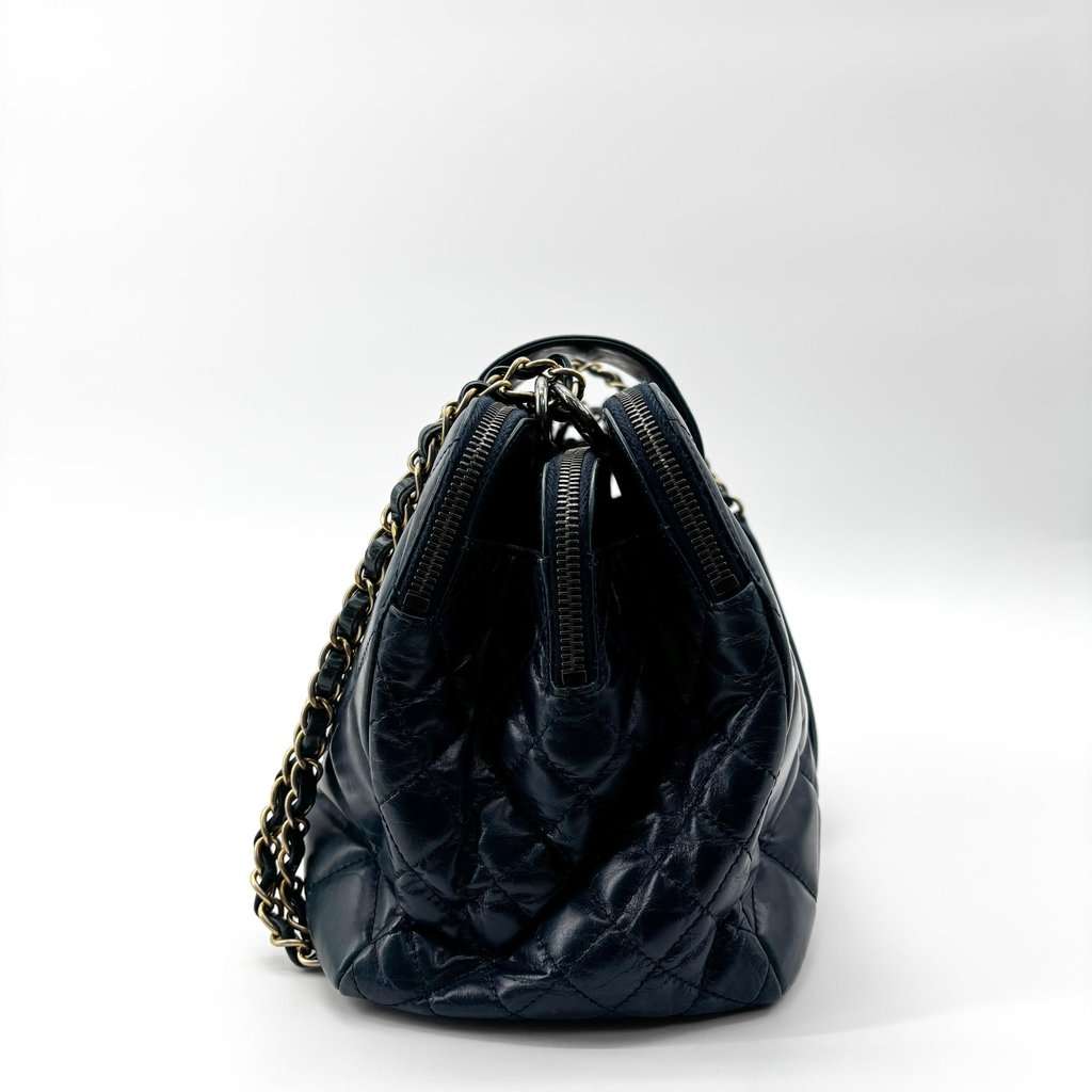 Chanel Vintage Lambskin Frame Chain Shoulder Bag Navy Gold Hardware Gold Leather Very good - Model View