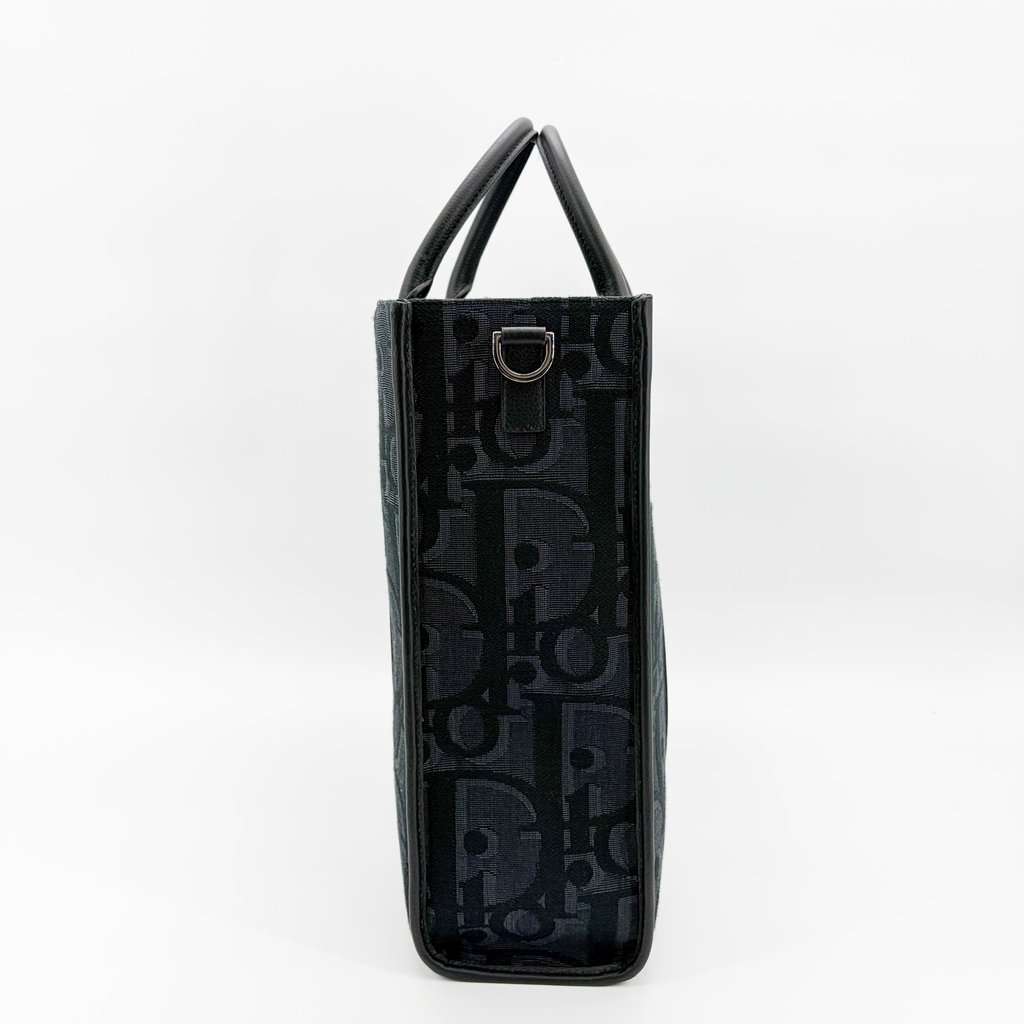 Dior Vertical Tote Bag Black Oblique Jacquard Black Jacquard Very good - Model View