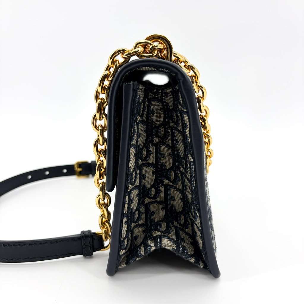 Dior 30 Montaigne Oblique Bag Blue Beige Jacquard Very good - Model View