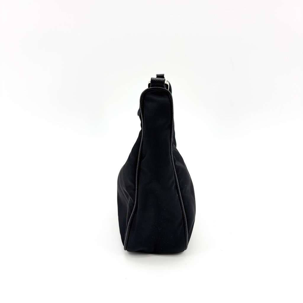 Prada Re-edition 2000 Nylon Mini Bag Black Black Polyamide Good - Model View