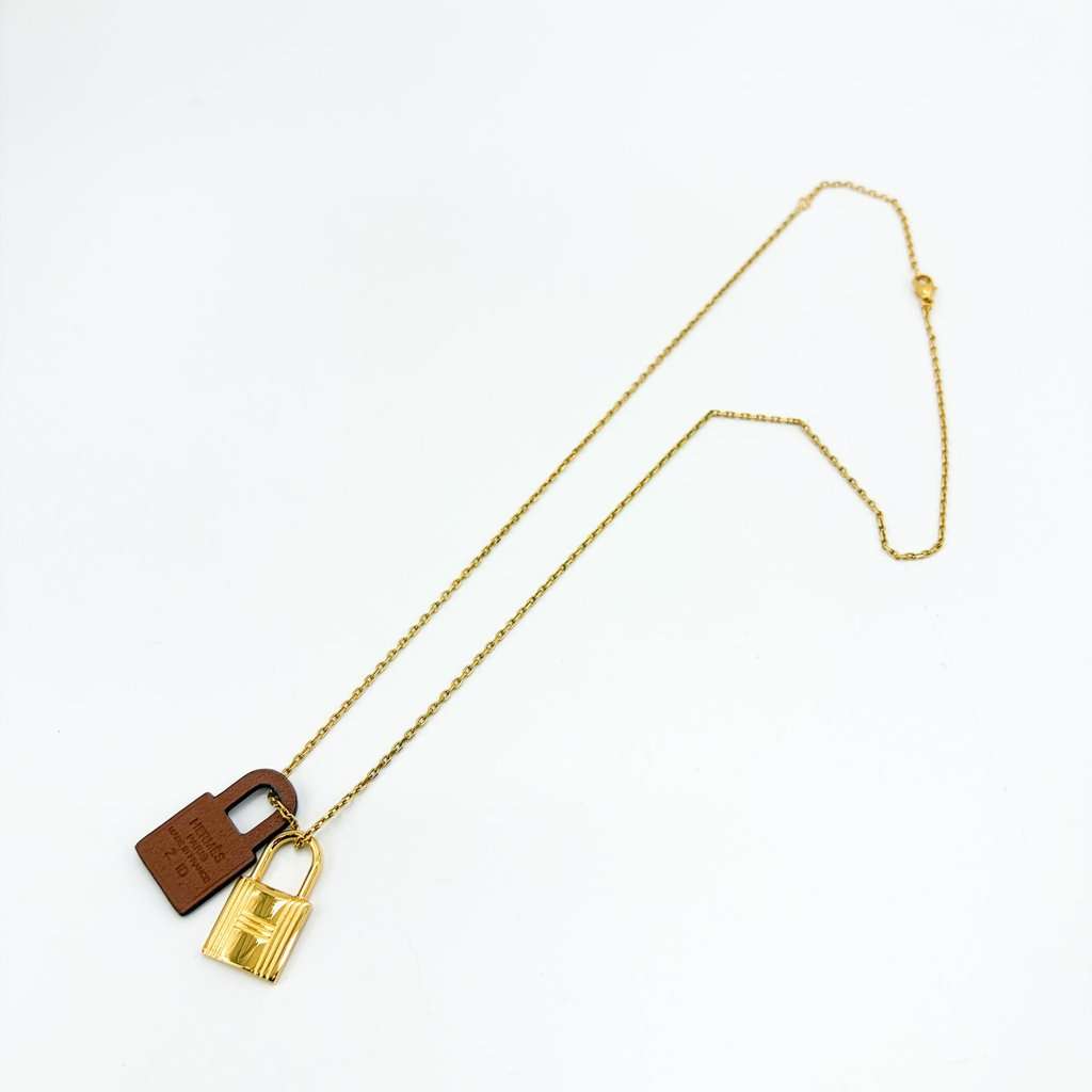 Hermès O'Kelly Pendant Necklace PM Gold Metal Brown Gold Very good - Model View