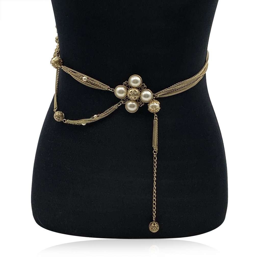 Chanel Necklace Gold Lace Good - Model View