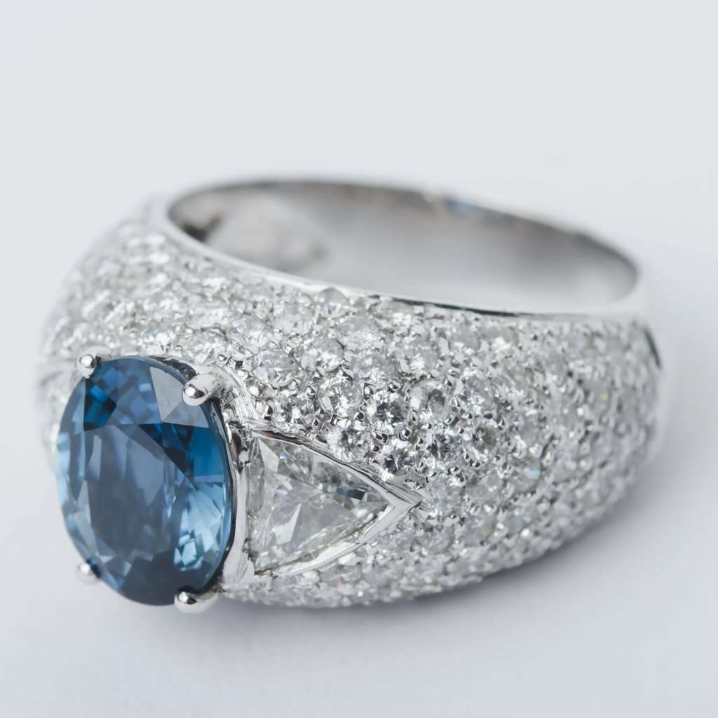 Unsigned Oval Sapphire & Diamond Pavé Ring – White Gold - '90s White Good - Back View