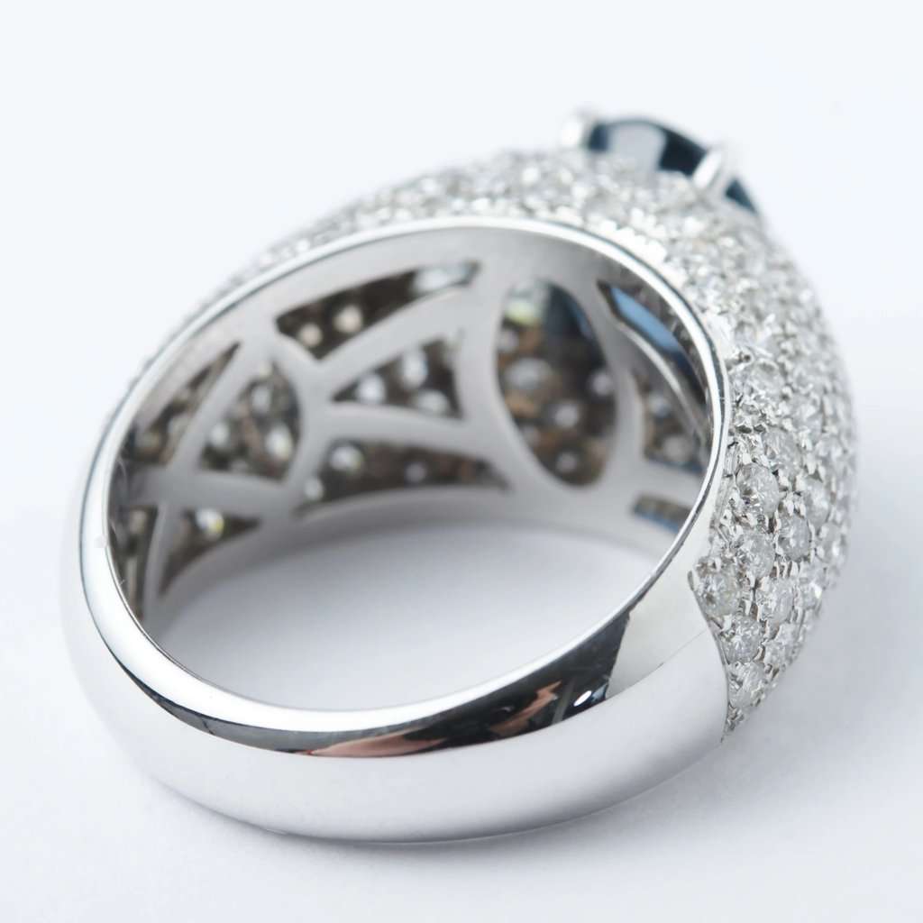 Unsigned Oval Sapphire & Diamond Pavé Ring – White Gold - '90s White Good - Model View