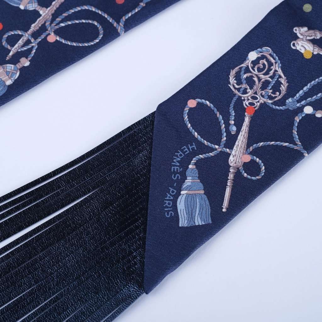 Hermès Les Clés à Pois Fringed Twilly Bleu Marine - '20s Navy Silk Good - Box View