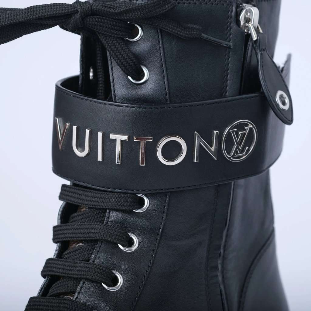 Louis Vuitton Calfskin Territory Flat Ranger Boots -'10s Black Leather Good - Model View
