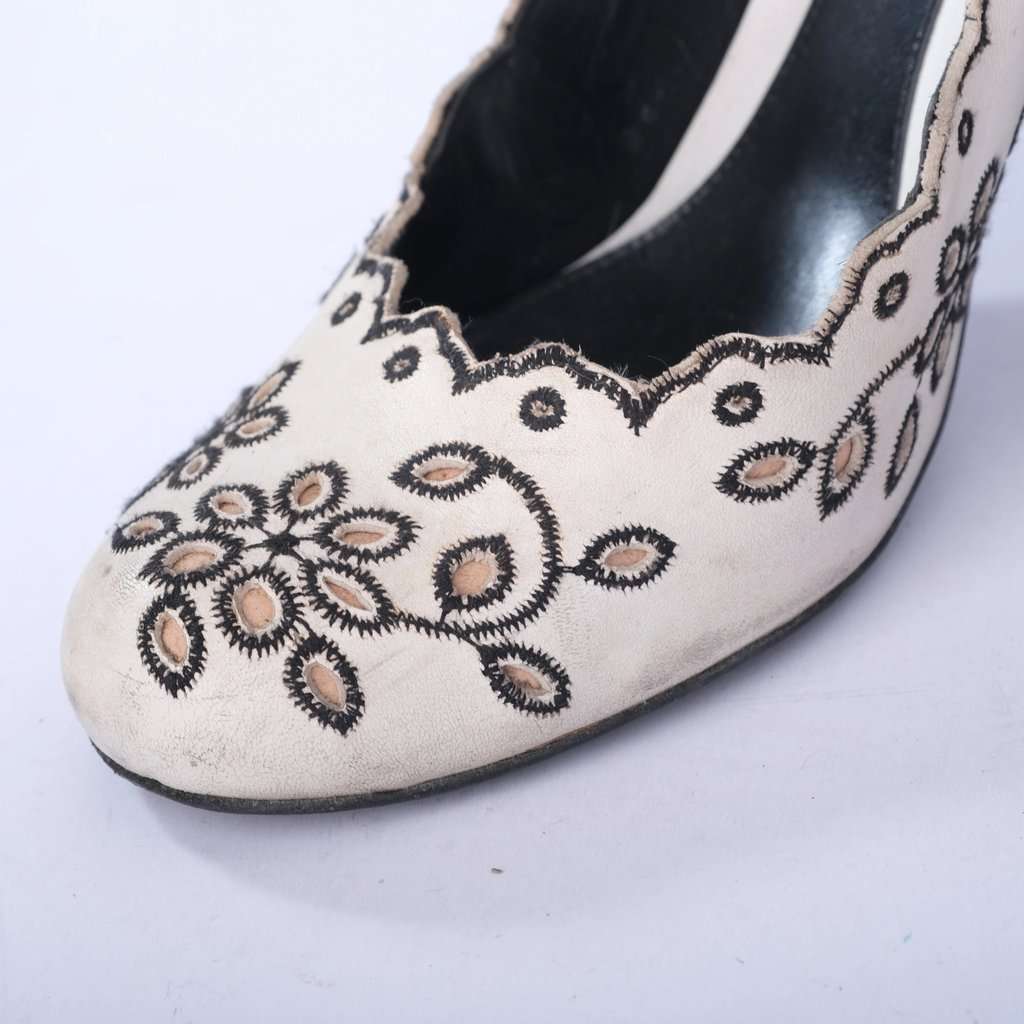 Alexander McQueen Floral Cutwork Leather Pumps -'00s Black Leather Good - Model View