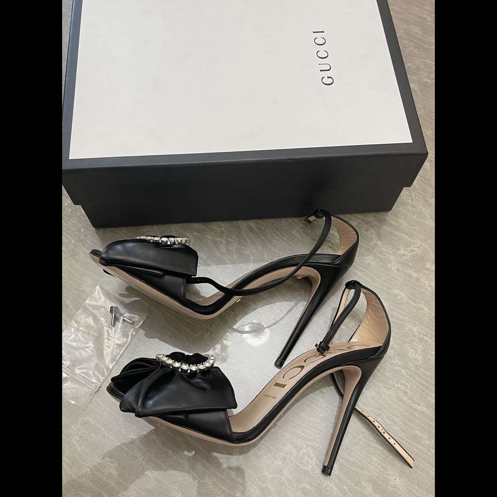 Gucci Leather Crystal Embellished Sandals Black Very good condition - Model View