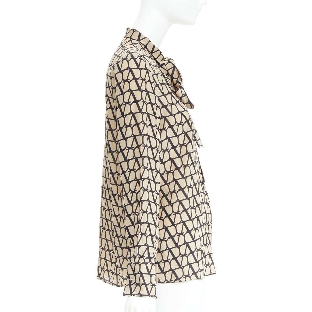 Valentino Garavani Beige Silk Top Beige Silk Very good condition - Model View
