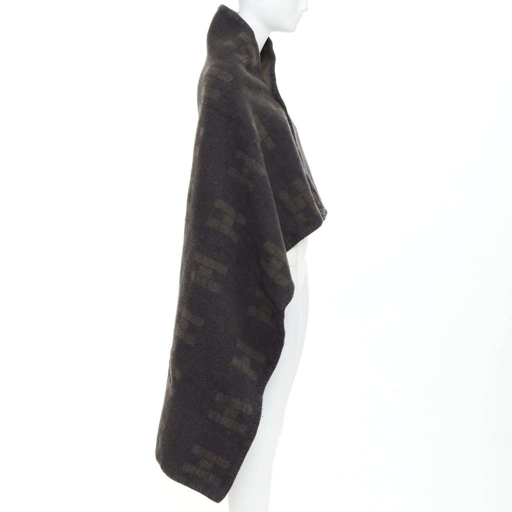 Hermès Khaki Scarf Khaki Fair condition - Model View