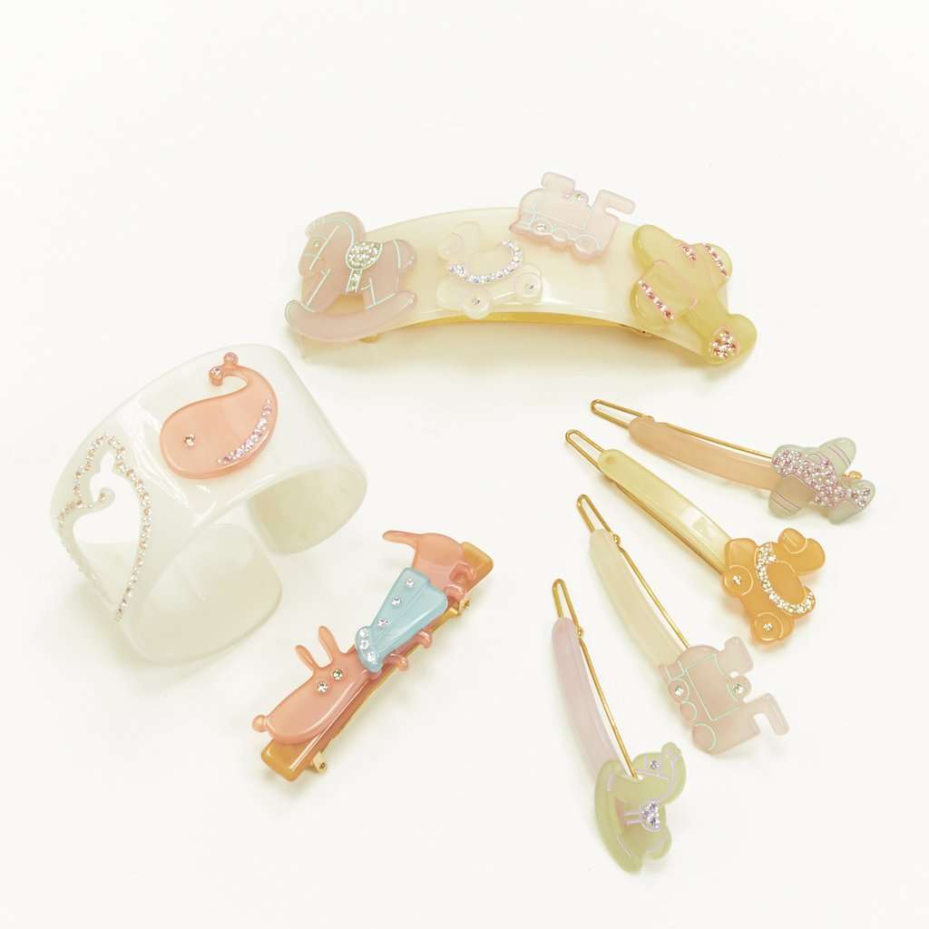 Unsigned Horse Bangle Clip MultiColor Plastic Very good condition - Front View
