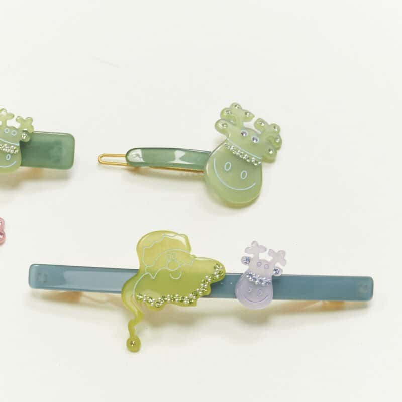 Unsigned Santa Hair Clips Green Plastic Never worn - Model View