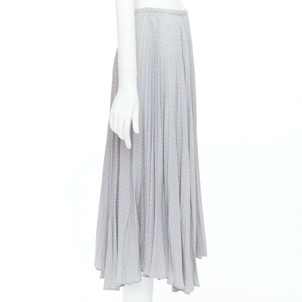 Fendi Grey Silk Skirt Grey Silk Very good condition - Model View