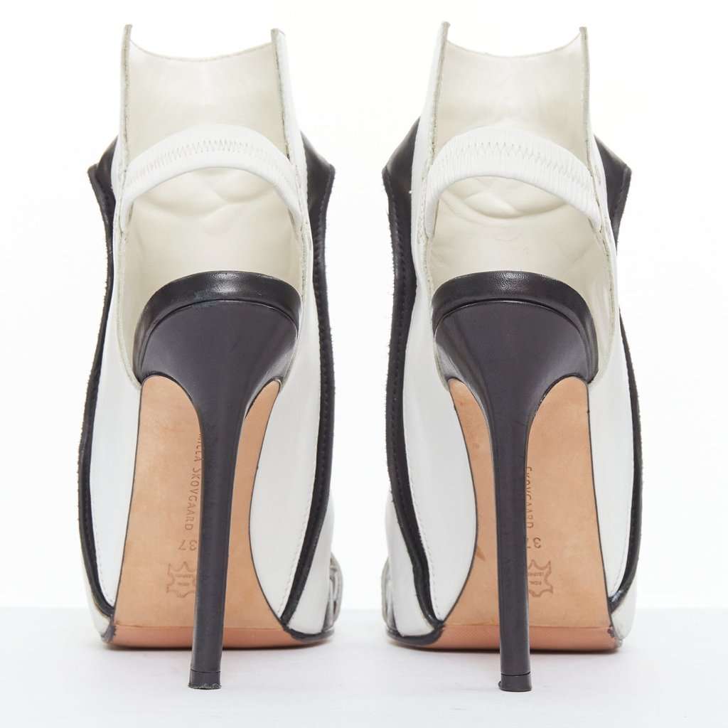 Camilla Skovgaard Ridged Cutout Sandals Black Leather Very good condition - Box View