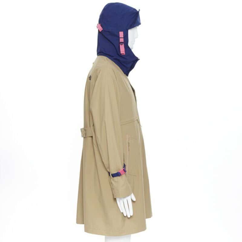 The North Face Tan Blue Raincoat Beige Polyester Never worn, with tag - Model View