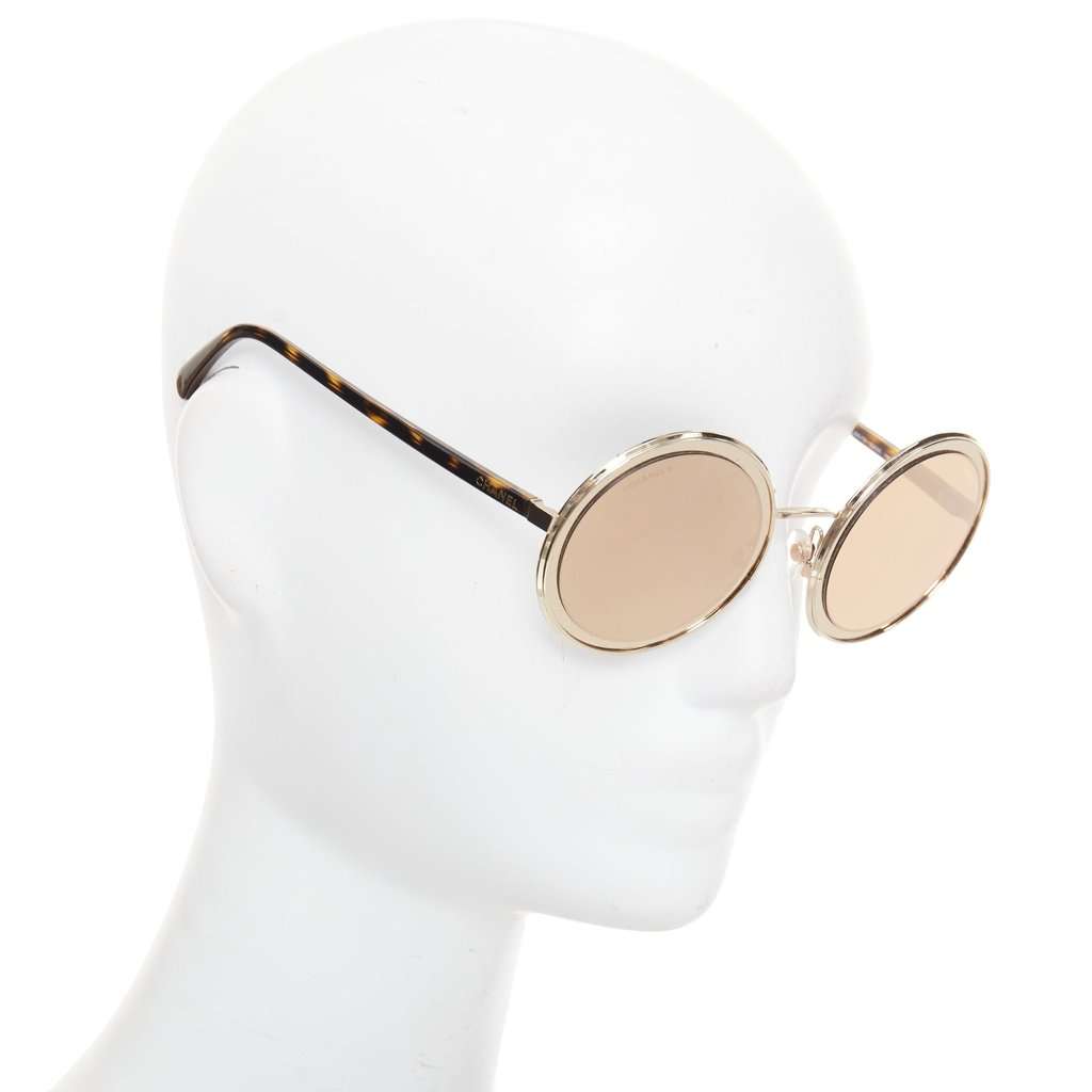 Chanel Gold Metal Sunglasses Gold Metal Very good condition - Front View