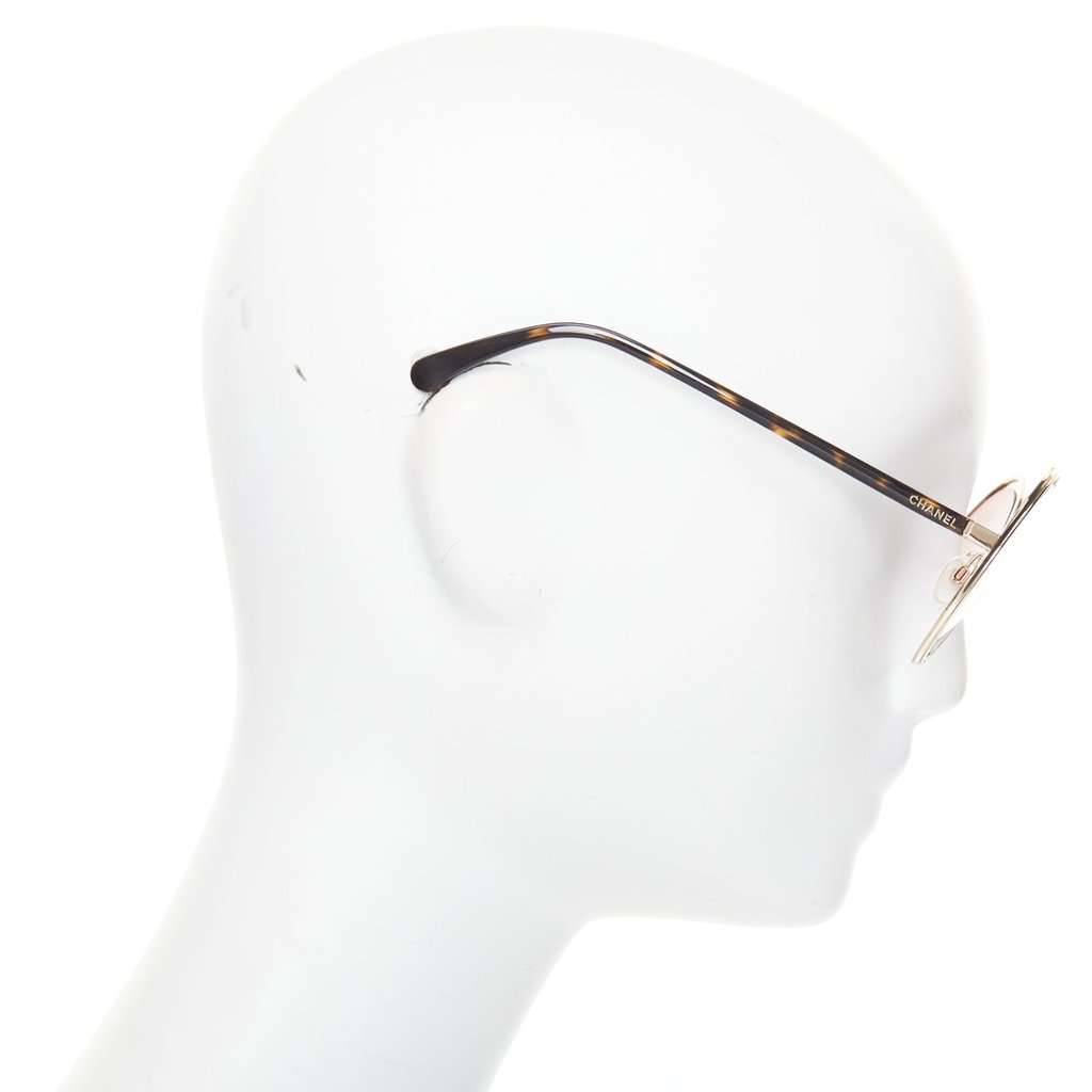 Chanel Gold Metal Sunglasses Gold Metal Very good condition - Model View