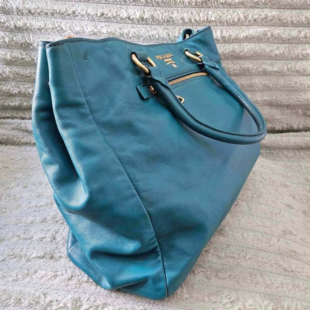 Prada Shopper Tote Blue Leather Gold Good condition - Model View