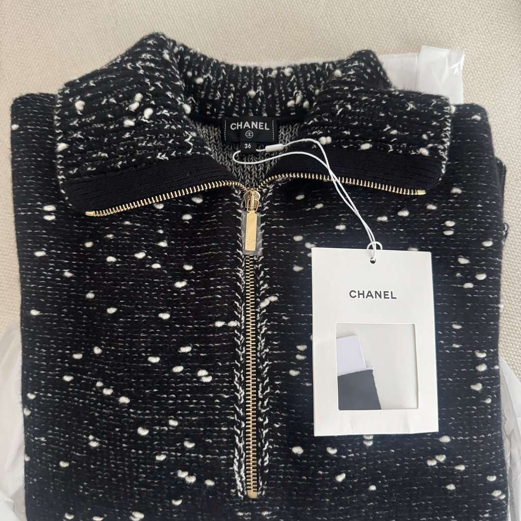 Chanel Pullover Black Wool Never worn, with tag - Inside View