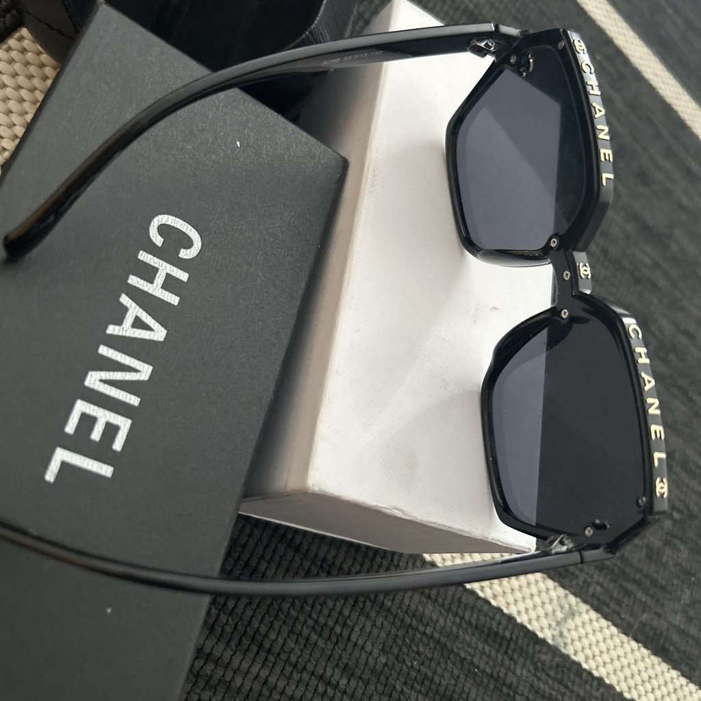 Chanel Chanel sunglasses Black Very good - Model View