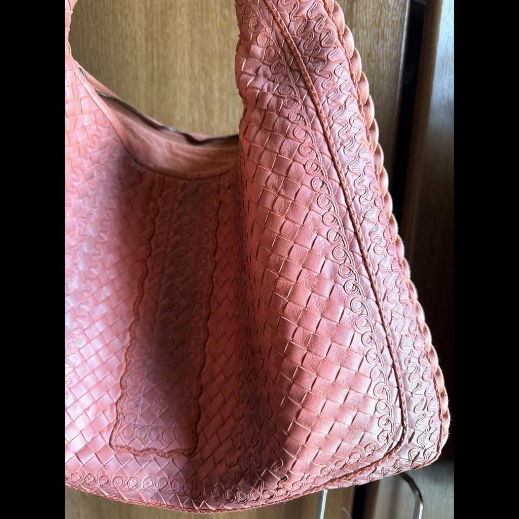 Bottega Veneta Intrecciato Hobo Bag Pink Leather Good condition - Model View
