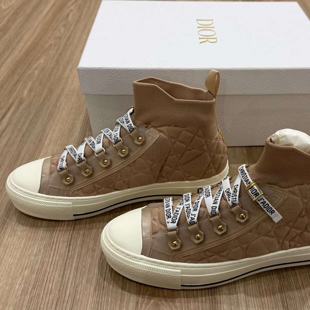Dior WalknDior Beige Never worn, with tag - Model View