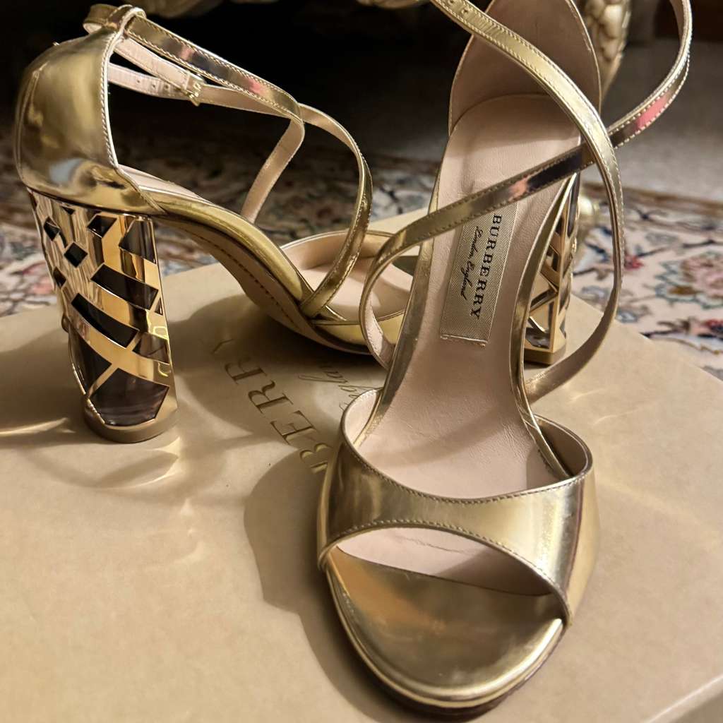 Burberry Sandals heels golden Gold Gold Never worn - Inside View