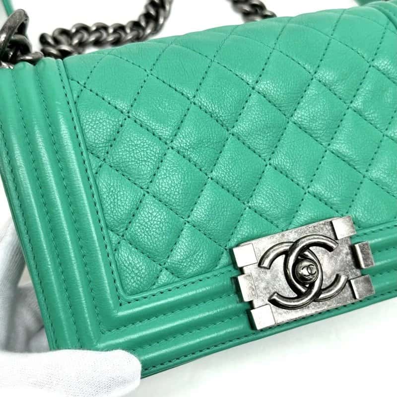 Chanel Green Caviar Leather Small Boy Bag Green Leather Very good - Model View