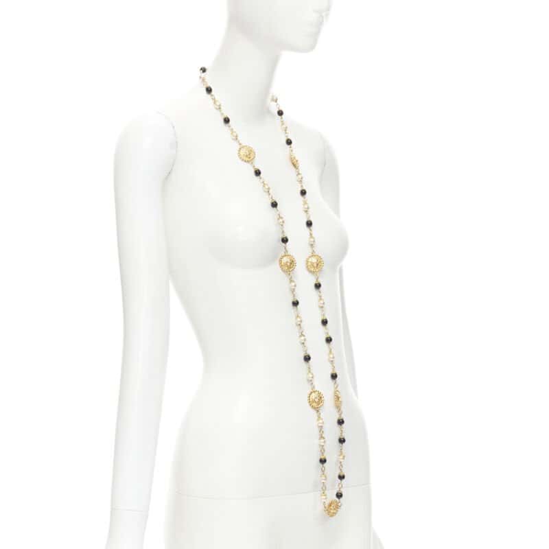 Chanel Lion Head Necklace Gold Metal Very good - Model View