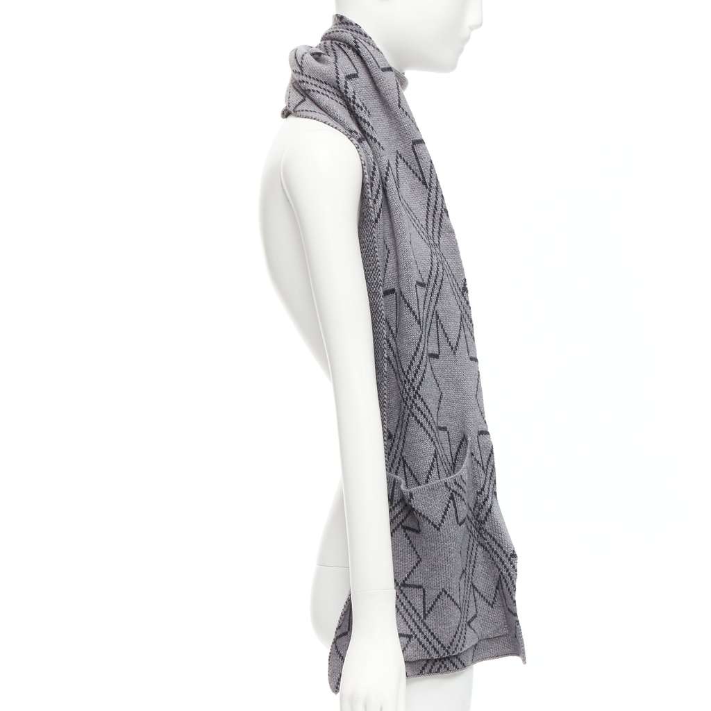 Thom Browne Graphic Star Scarf Grey Very good - Model View