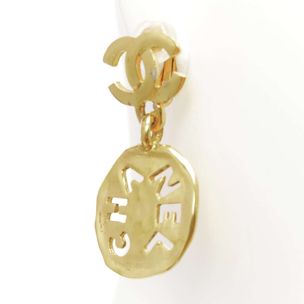 Chanel Chain Resin Earrings Gold Metal Good - Model View