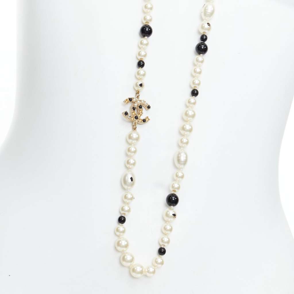 Chanel Camelia Pearl Necklace Black Pearl Good - Model View