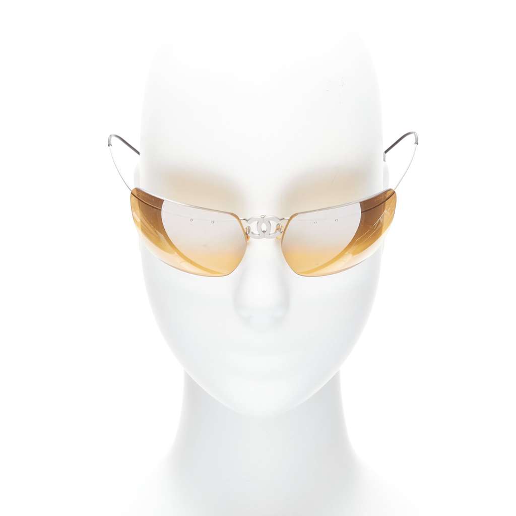 Chanel CC Cyber Sunglasses Yellow Metal Very good - Front View