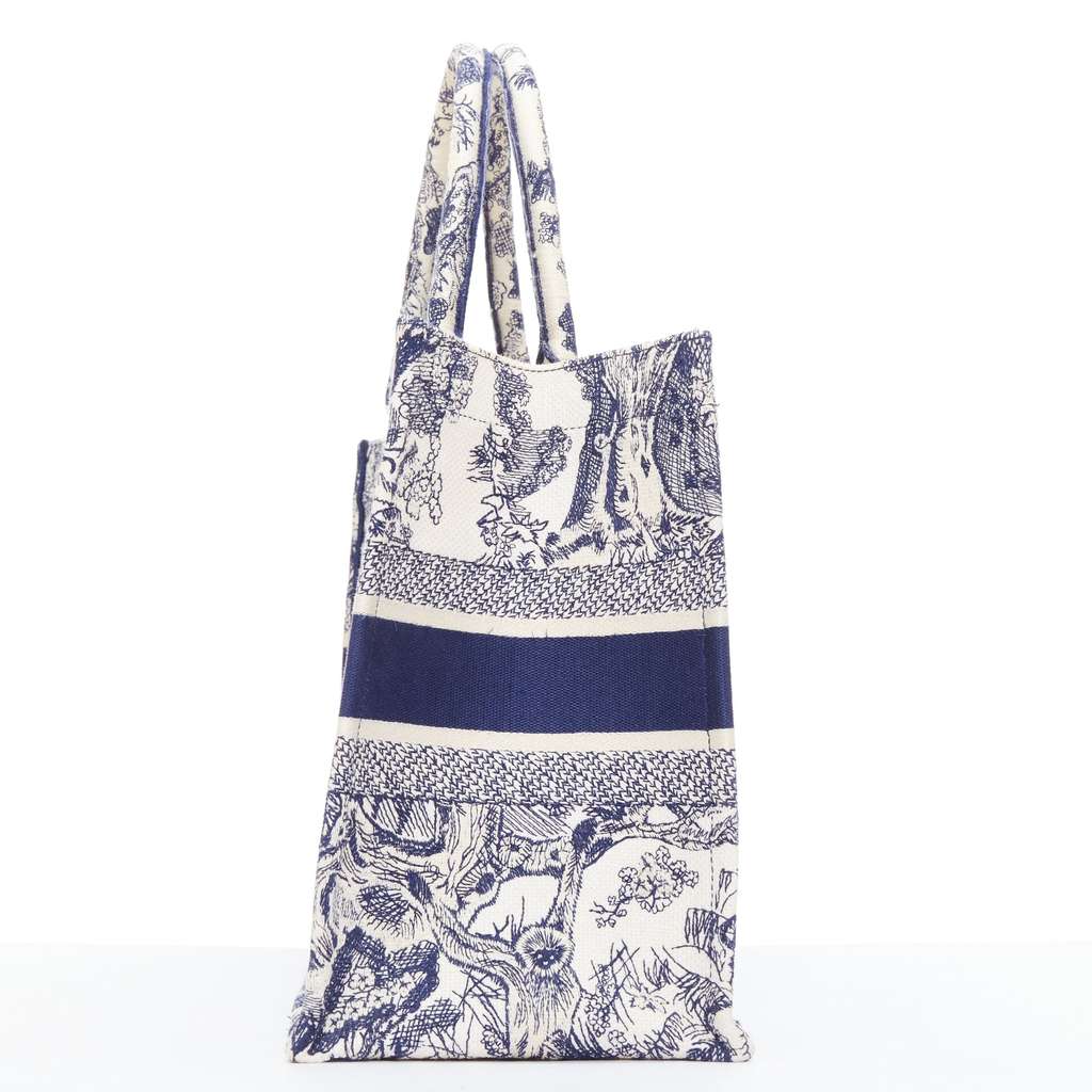 Dior Book Tote Navy Very good - Model View