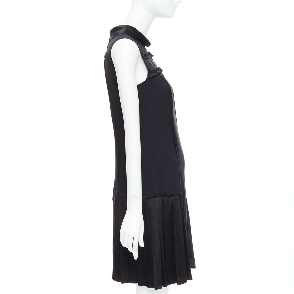 Oscar De La Renta Foldover Collar Dress Black Silk Very good - Model View