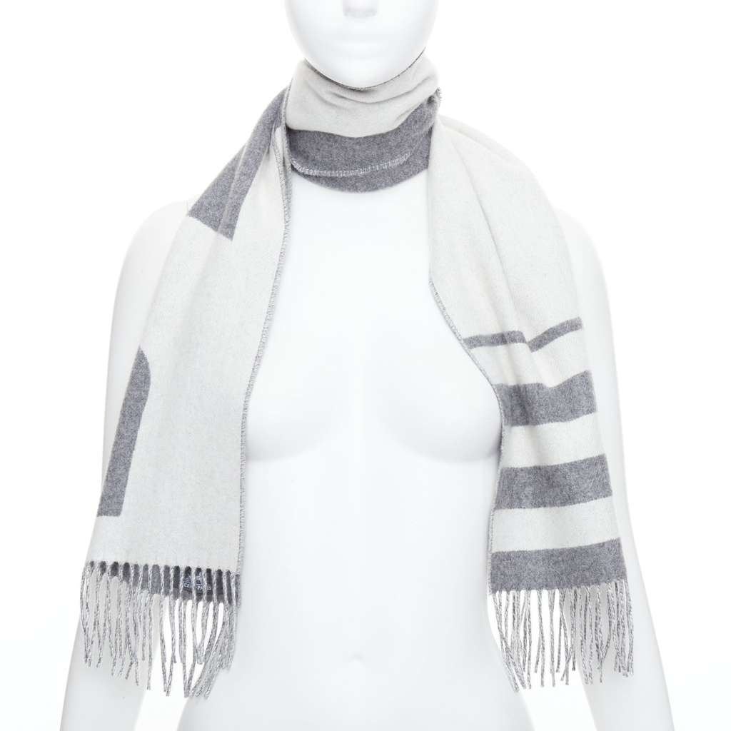 Hermès Horse Head Scarf Grey Cashmere Never worn - Front View
