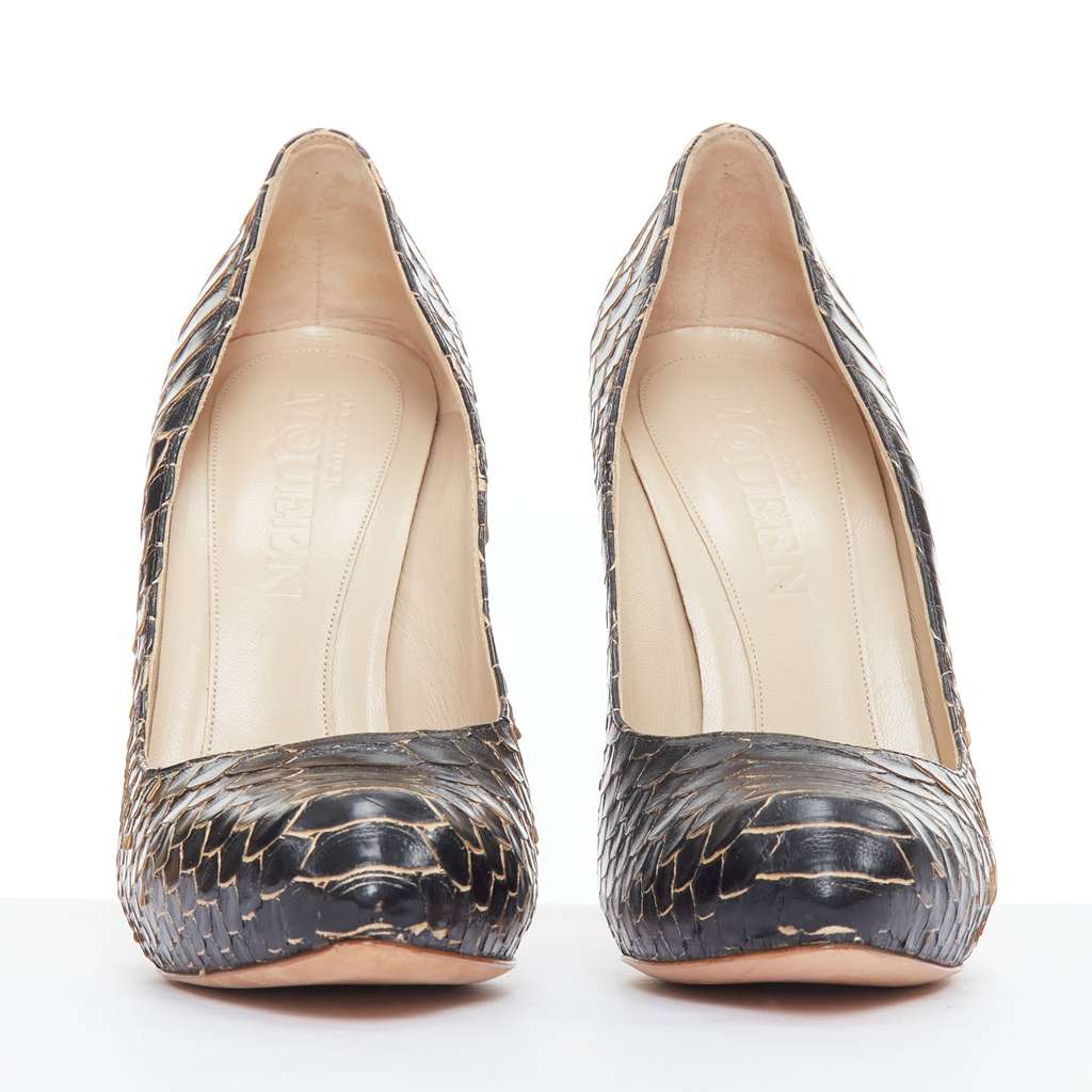 Alexander McQueen Scaled Leather Pumps Black Leather Very good - Inside View