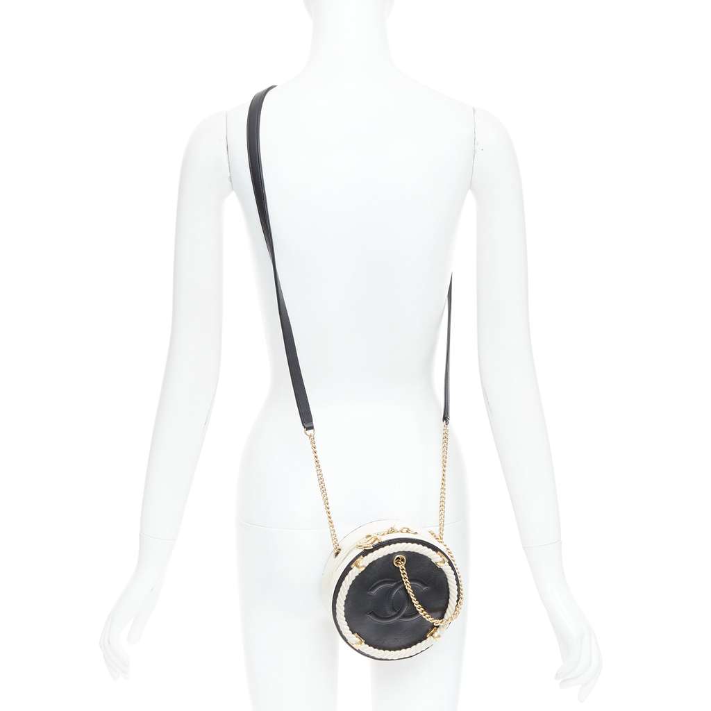 Chanel En Vogue Round Black Leather Very good - Back View