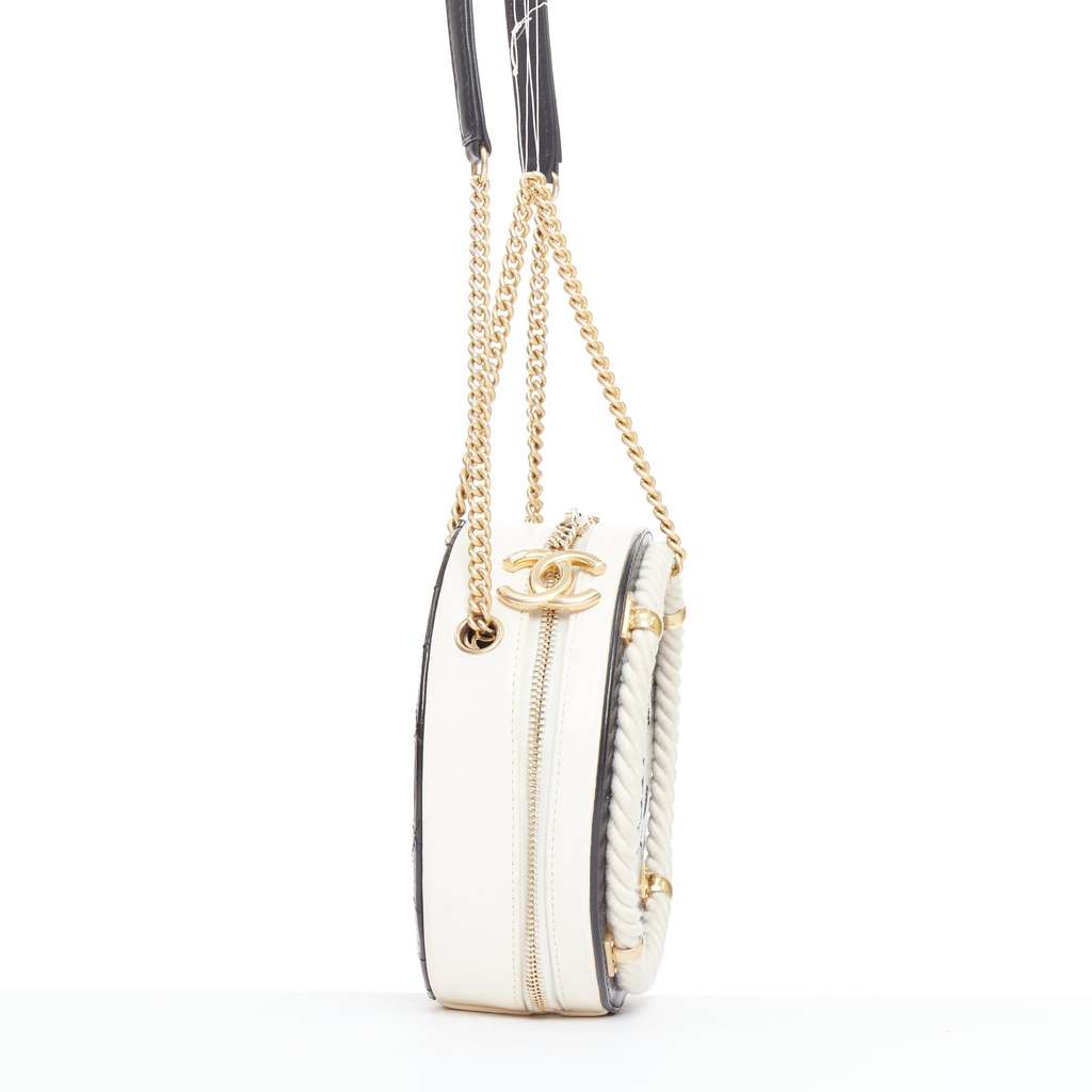 Chanel En Vogue Round Black Leather Very good - Model View