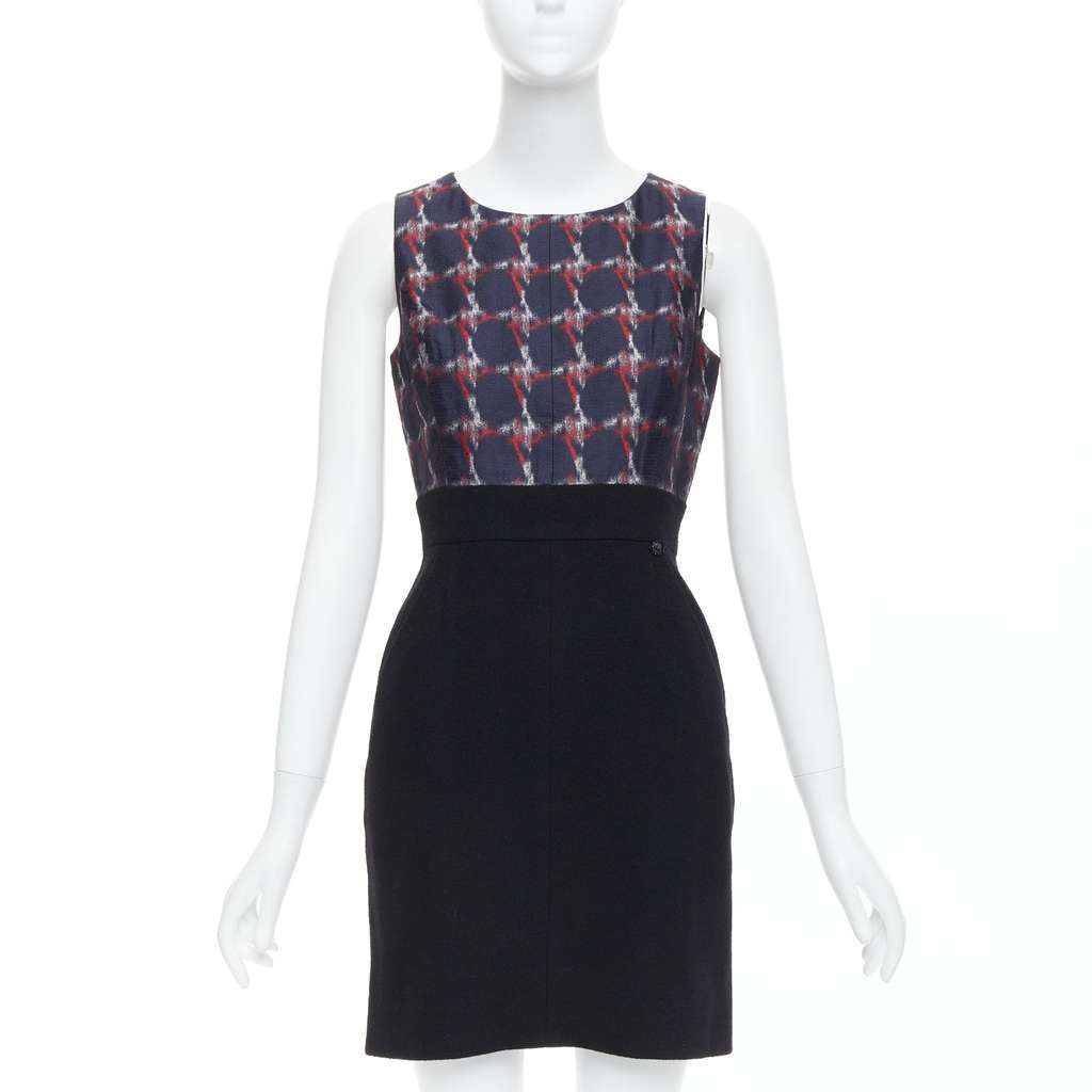 Chanel Houndstooth Shift Dress Black Wool Never worn - Front View