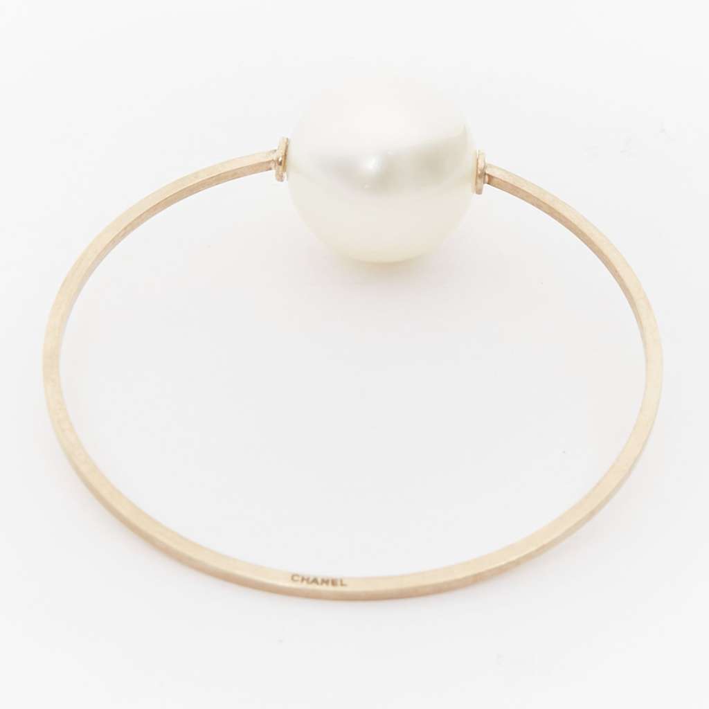 Chanel Orbital XL Pearl Bangle Beige Pearl Very good - Model View