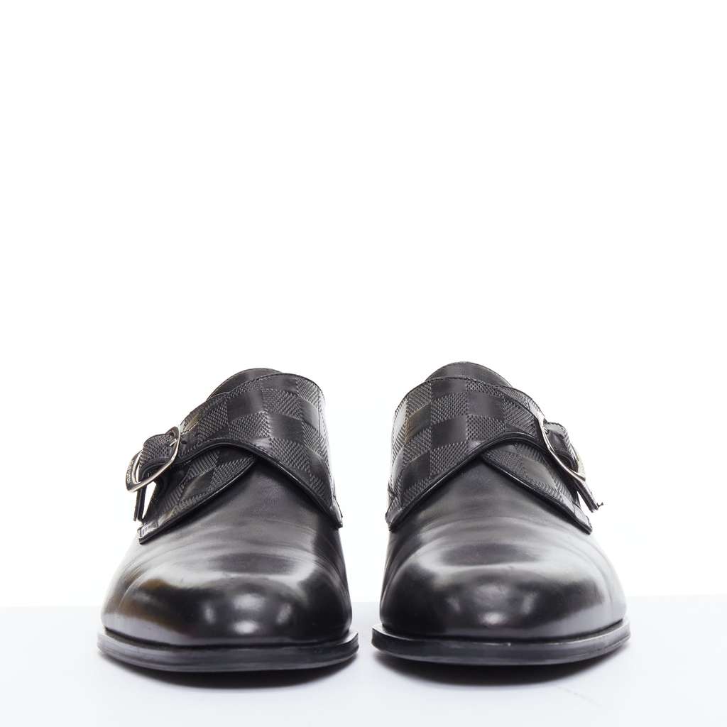 Louis Vuitton District Black Leather Very good condition - Model View