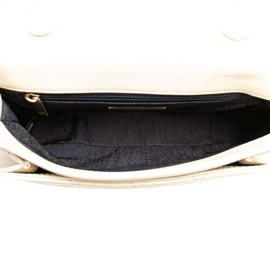 Chanel Crumpled Calfskin En Vogue Rope Flap White Leather Very good - Model View
