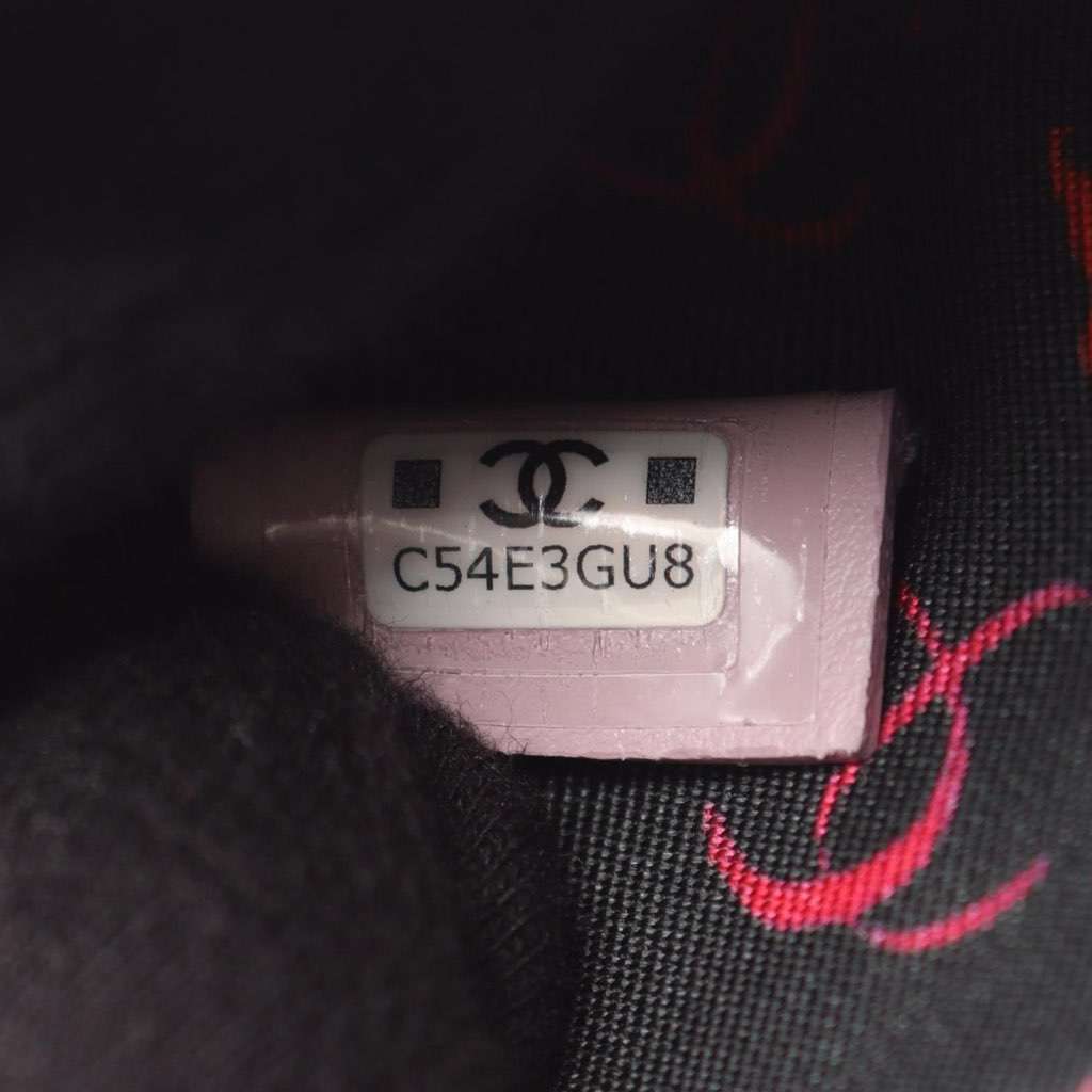 Chanel Quilted Caviar Classic Clutch With Chain Pink Leather Good condition - Box View