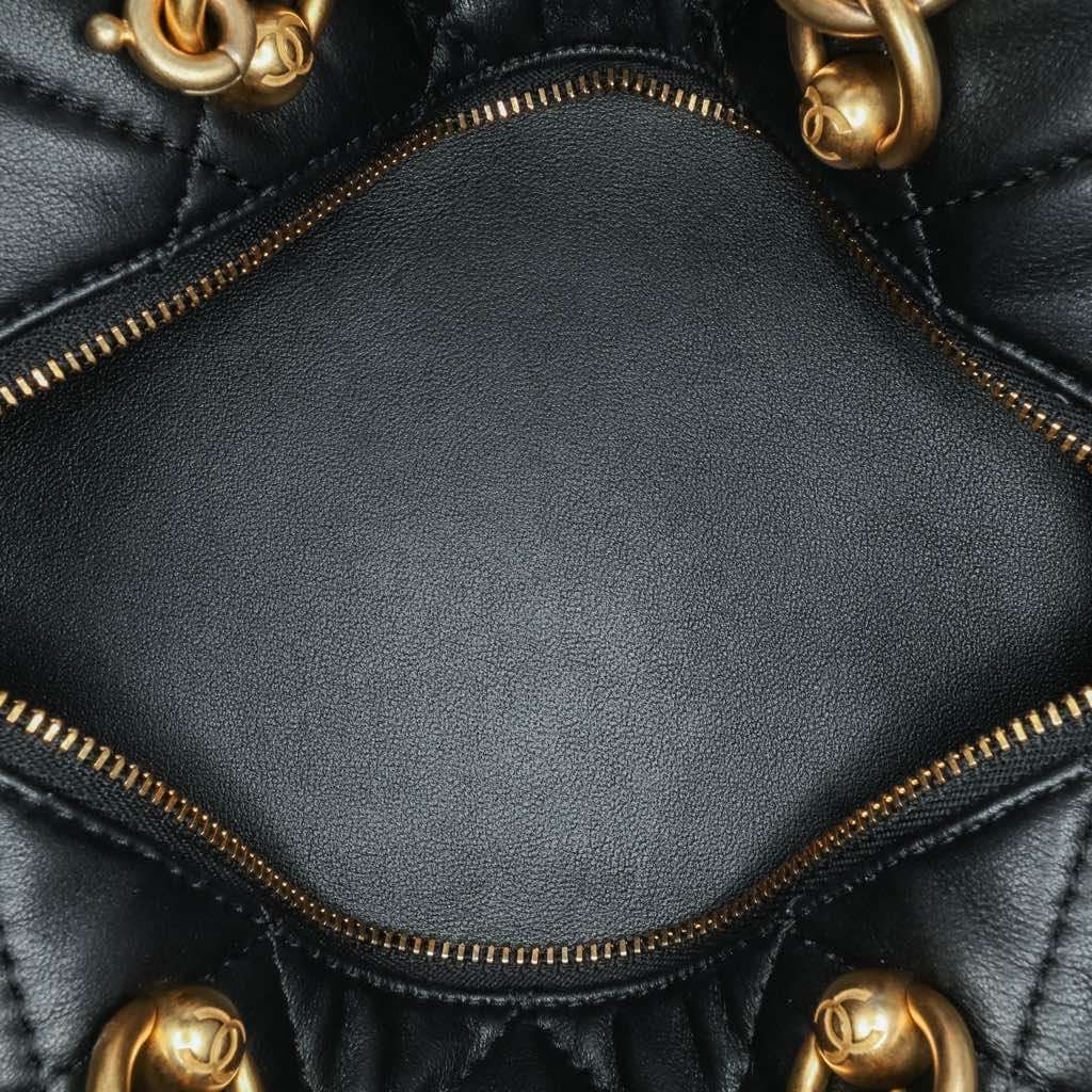 Chanel Métiers d'Art CC Quilted Lambskin Box Top Handle Satchel Black Leather Good condition - Model View