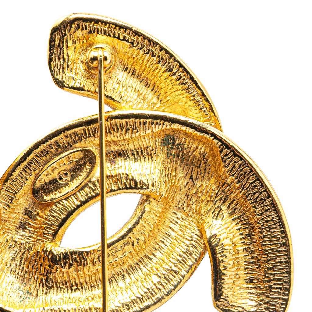 Chanel Gold Plated CC Quilted Brooch Gold Metal Good condition - Model View