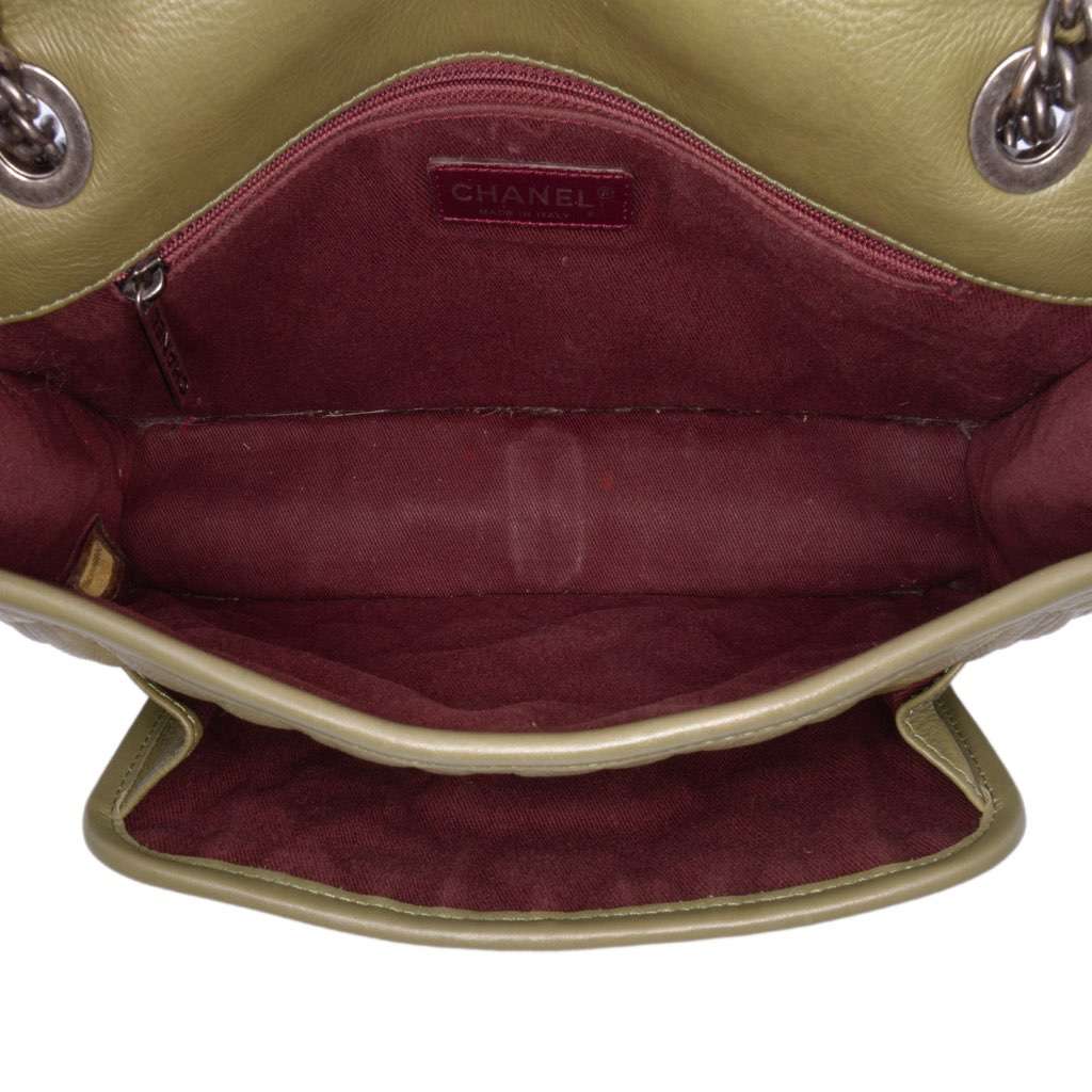 Chanel Medium Quilted Calfskin Casual Riviera Flap Green Leather Good condition - Model View
