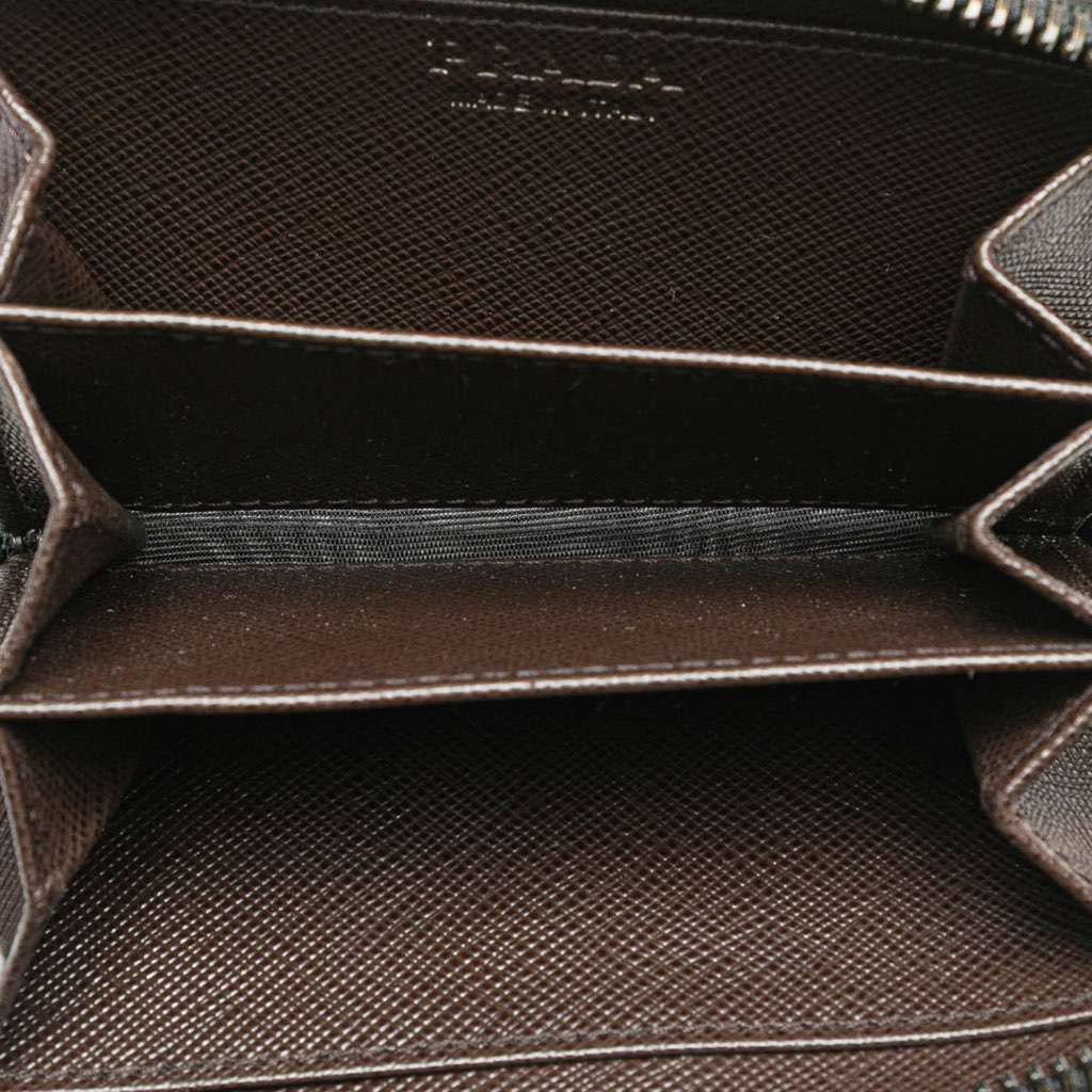 Prada Saffiano Zip Coin Pouch Black Leather Good condition - Model View